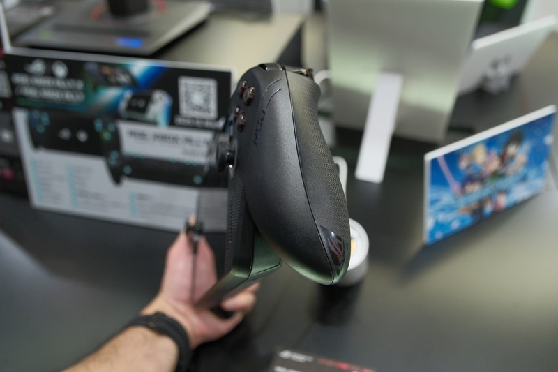 Xboxコントローラの形状を取り入れたグリップ部