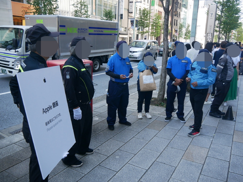 午前9時30分時点で約1,000人が並んだ