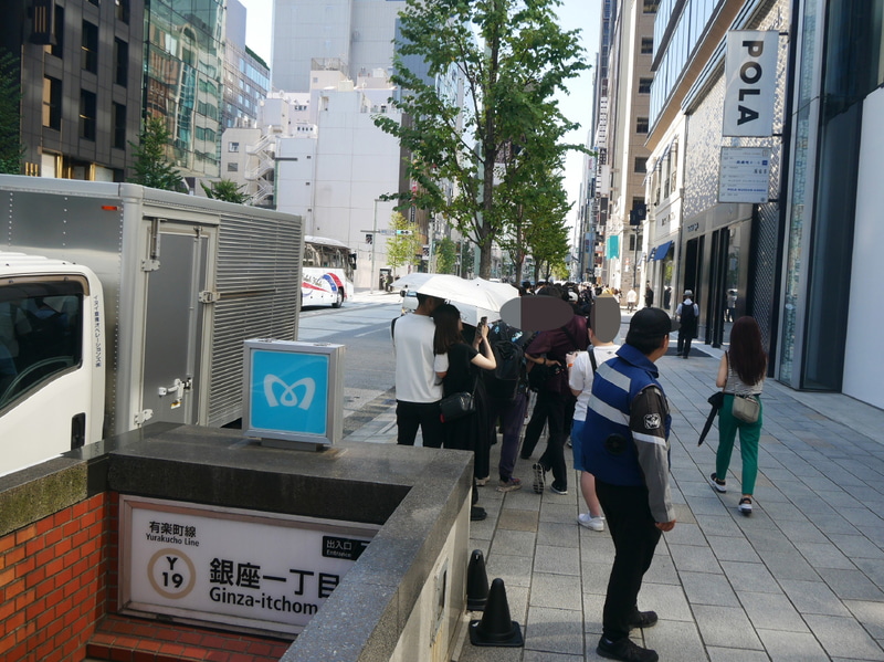 最後尾は銀座一丁目駅の出口を超えていた