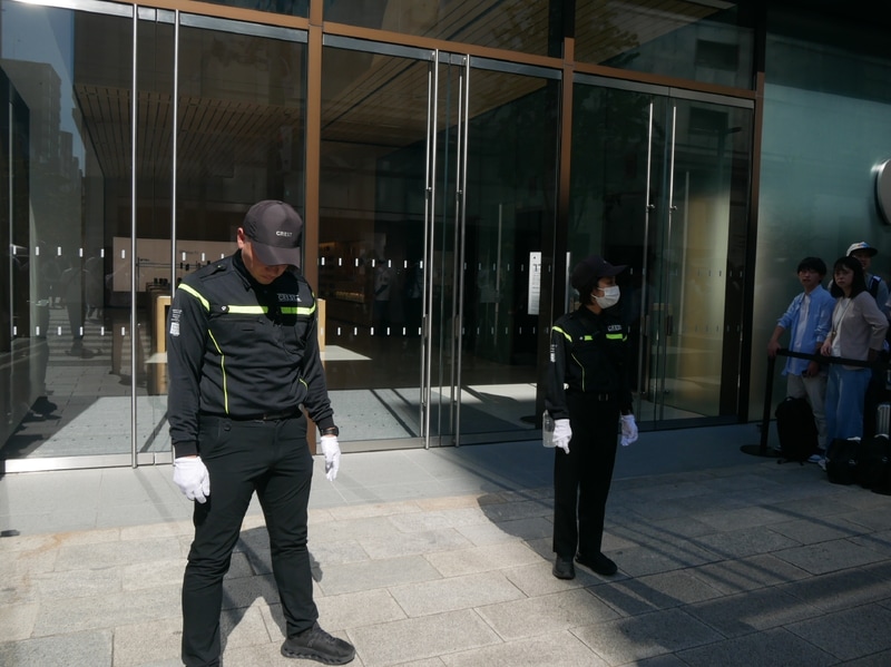 店舗の前は警備員が立ち交通整理を行っていた