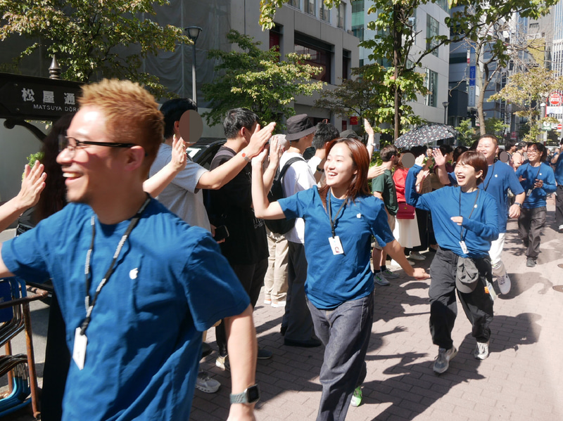 開店10分前になると100人を超えるApple銀座のスタッフが登場し、並んでいた来店客たちとハイタッチで盛り上げる