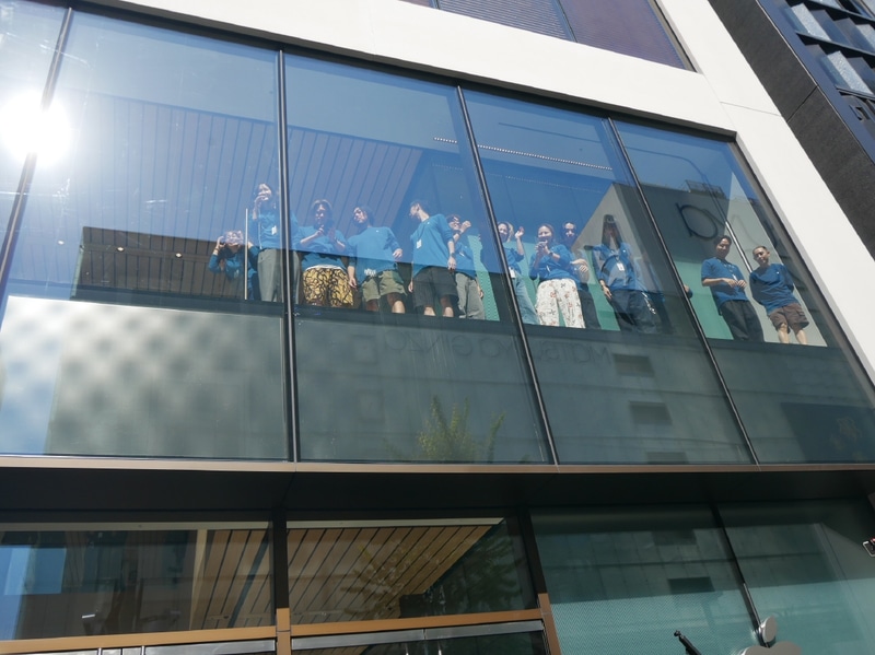 Apple銀座のスタッフは、2階からも並んでいる様子を確認