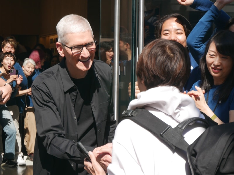 クックCEOが来店客を迎え入れた