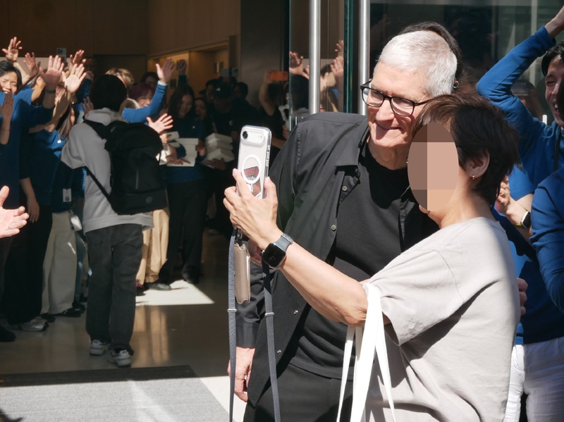 来店客との撮影にも気軽に応じていた