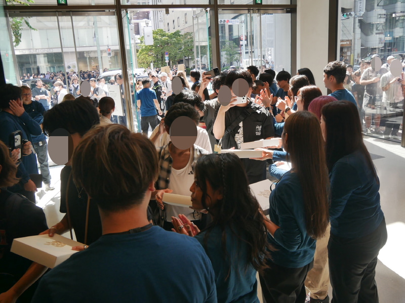 来店客にはプレゼントが配られた