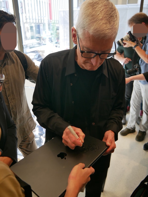 店内ではユーザーの要望に応えて、マックにサインするシーンも