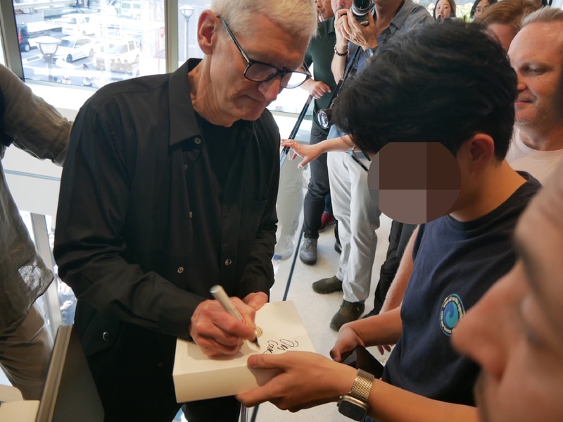 サインにも気軽に応じていた