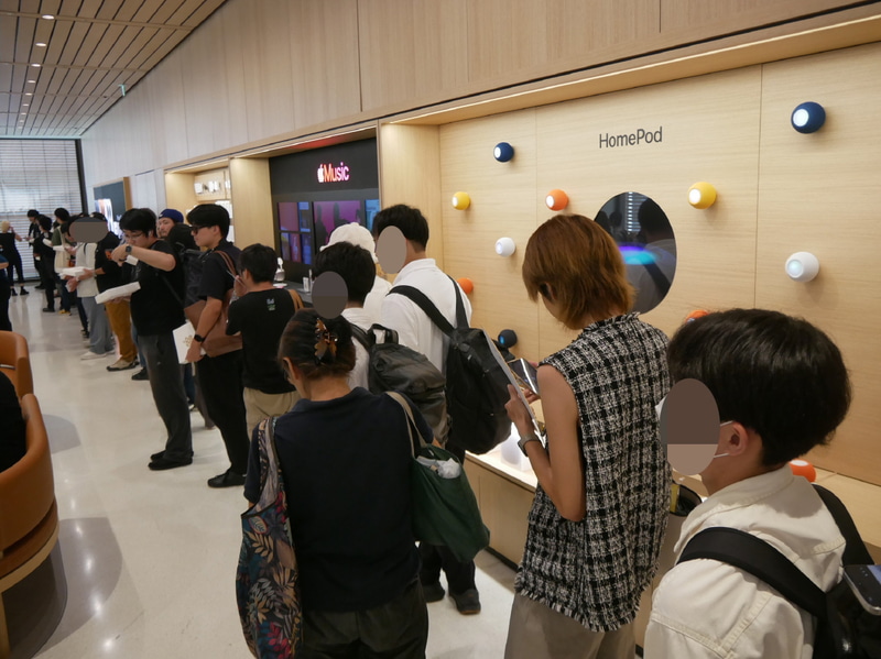 3階フロアではApple 銀座だけのApple Gift Cardスペシャルエディションを購入する人の列が続いていた