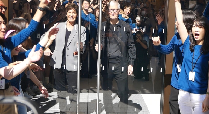 午前10時のオープンにあわせて、Appleのティム・クックCEOが登場。ポルテージは最高潮に