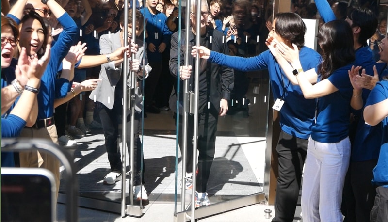 クックCEO自らがApple銀座の扉を開き、いよいよオープン