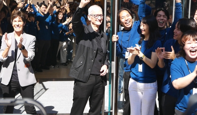 並んでいた来店客に手を振るクックCEO