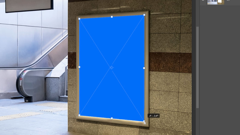 Ctrl(Mac: Command)+Tで自由変形をして看板の形に変形します。Ctrl(Mac: Command)を押しながらポイントを移動させることで、各ポイントのみを動かすことができます