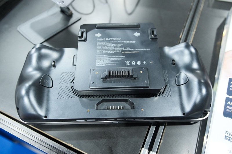 専用のコネクタを通じて接続される