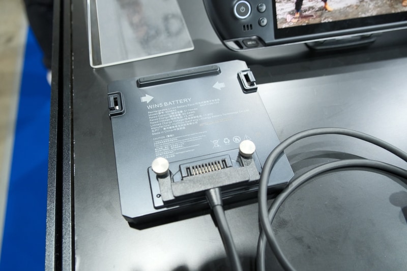 専用ケーブルでバッテリから有線給電も可能