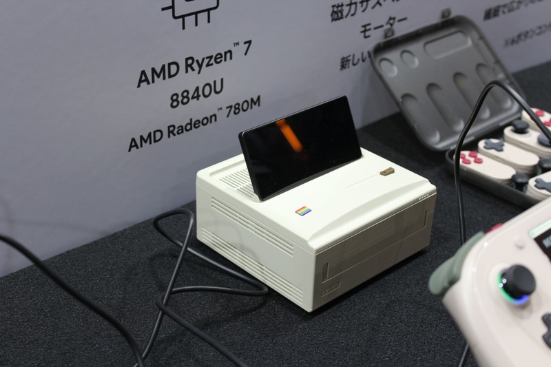タッチスクリーン付きレトロスタイルミニPC「AYANEO Retro Mini PC AM01S」と思われる(詳細情報掲示なし)