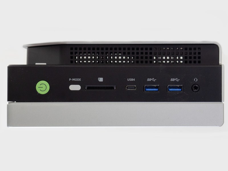 前面。3.5mmジャック、USB 3.2 Gen 2、USB4、SDカードスロット、P-MODEボタン、電源ボタン