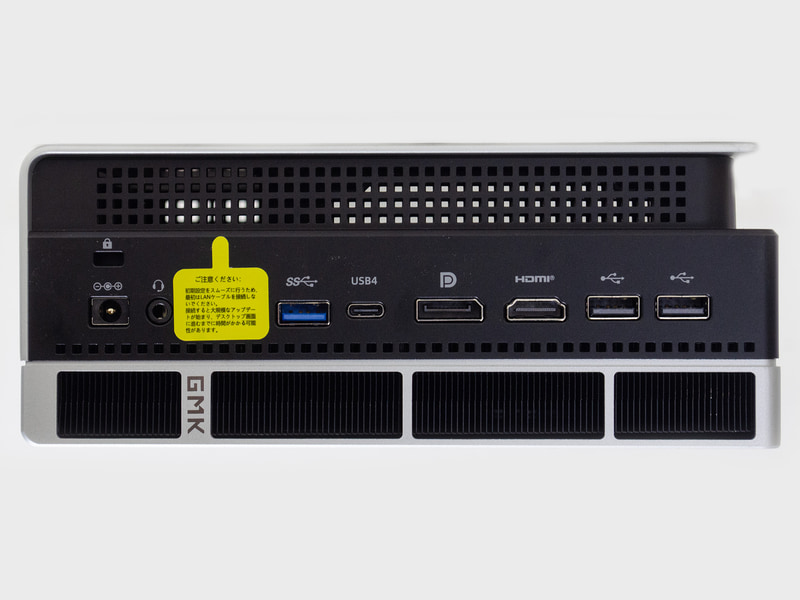 背面USB 2.0 2基、HDMI、DisplayPort、USB4、USB 3.2 Gen 2、2.5GbE、3.5mmジャック、電源入力