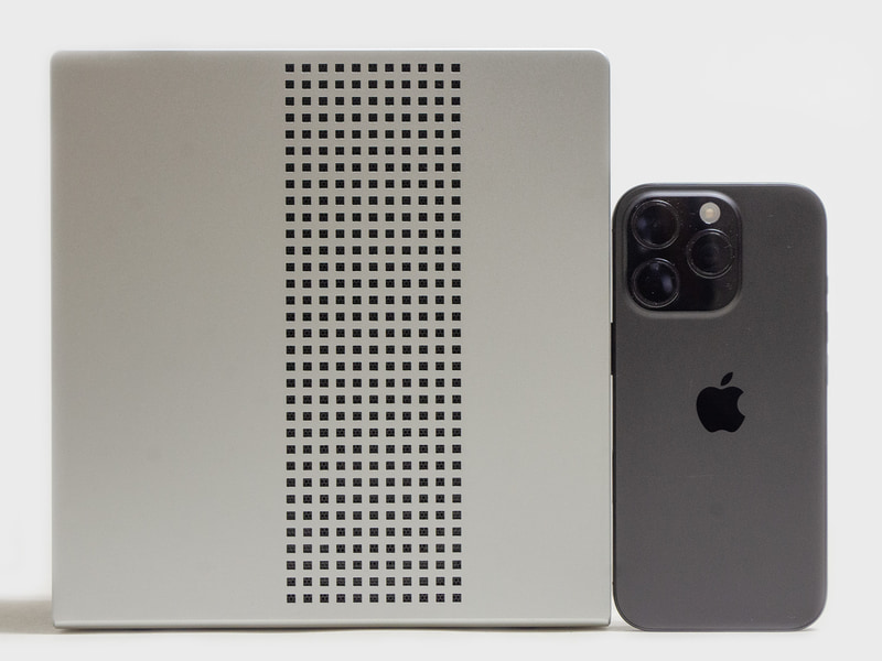 裏面とiPhone 16 Pro。iPhone 16 Proより大きく、ミニPCとしては最大級