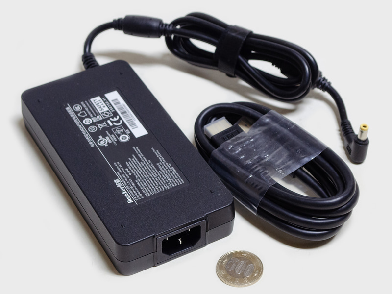 付属品。ACアダプタ(サイズ約150×73×25mm、重量534g、出力19.5V/11.8A/230.1W)、HDMIケーブル