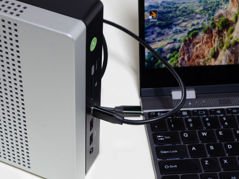 いつものキーボード付きモバイルモニターへ接続。前後ともUSB4があり、Type-Cケーブル1本で接続可能