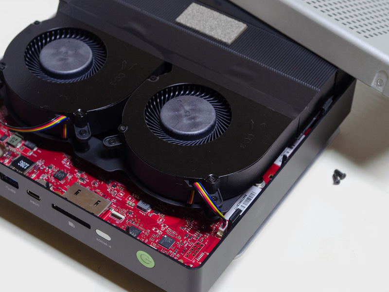 ゴム足の下にネジが3つ(x2組)。内2つを外すと裏パネルが外れる。ここに交換可能なものはない