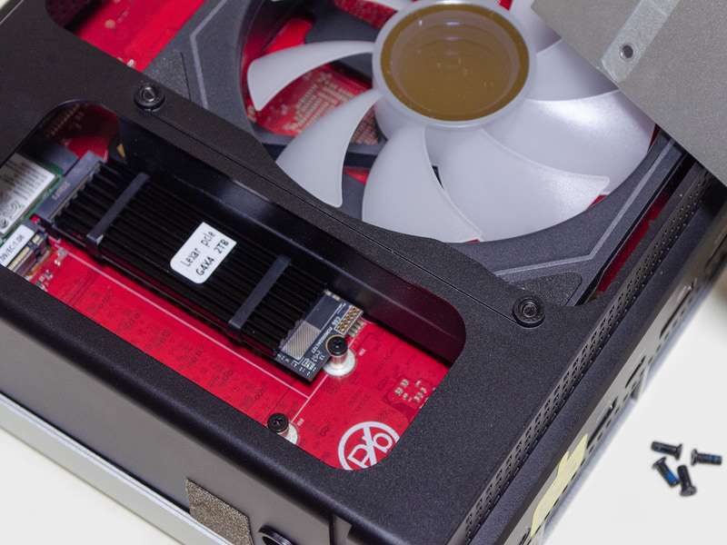 うち4つのネジを外すと表側のパネルが外れ、M.2スロットにアクセスできる。1つは装着済み