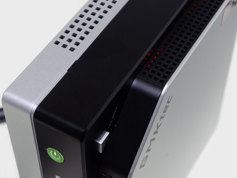 内部のファンが7色に光る。[FAN-MODE]ボタンで光り方のパターンが変わる