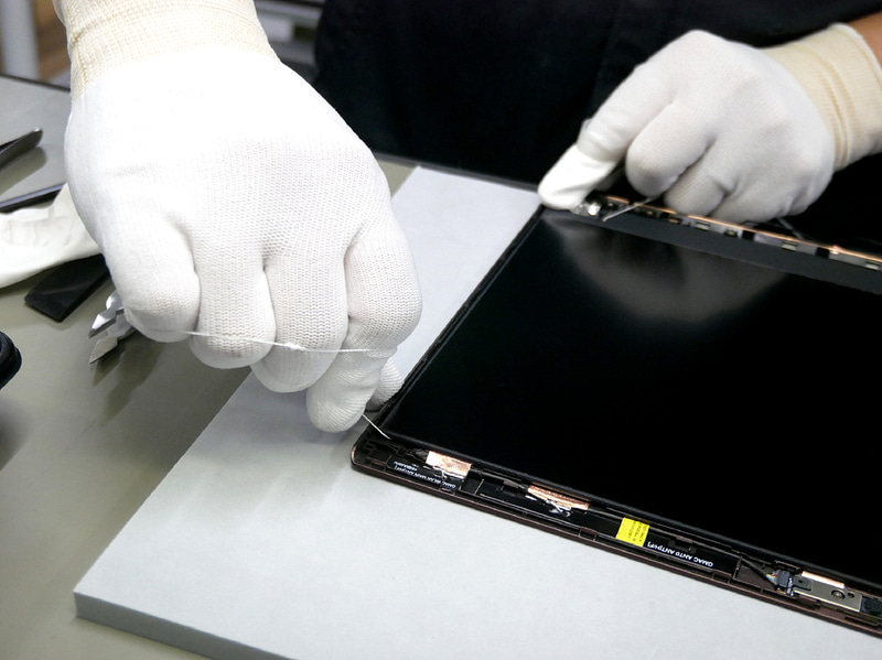 LCDは両サイドを両面テープで天板に固定しており、接着部分に紐を通して剥がす。Reborn VAIOのために新たに作られた治具だ