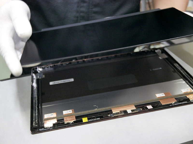 LCDに負荷をかけずに取り外すことができた。修理部門で使用しているノウハウだという