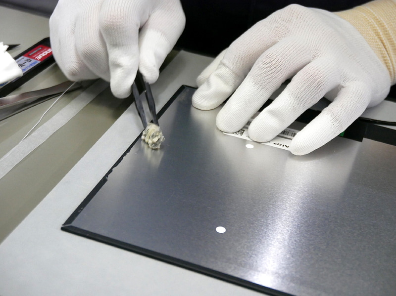 LCDの裏側部分をきれいに清掃する