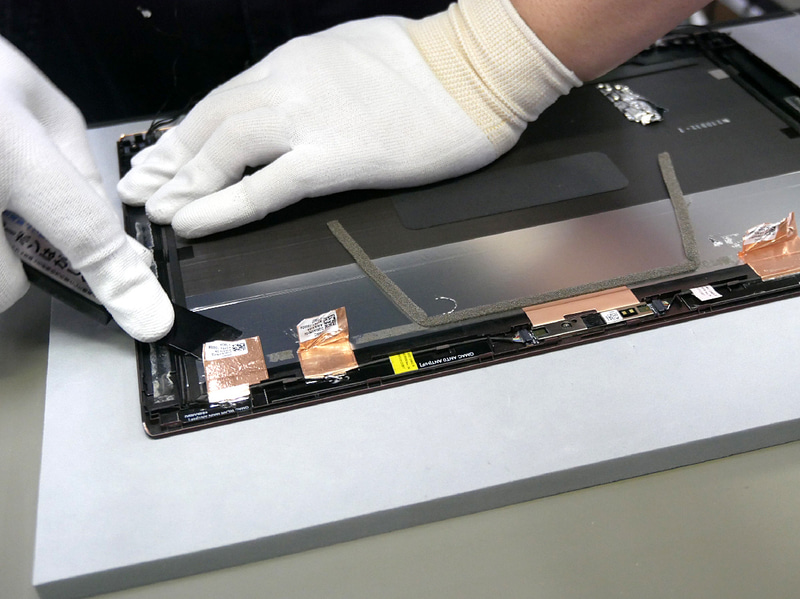 天板部分から必要な部品を取り外すための作業