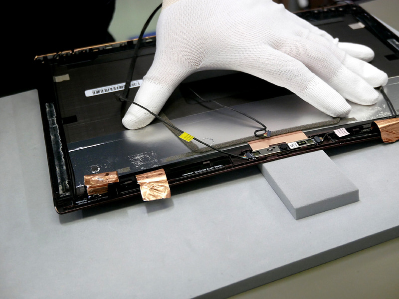 再利用するカメラケーブルなどを取り外す