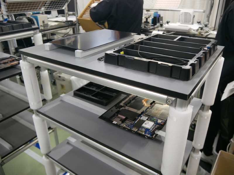 再利用する部品を1台の台車にセットして、横の再生工程に運ぶ