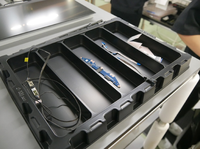 再利用する部品は1台ごとにトレイに次々と載せていく