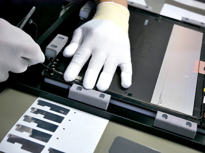 カメラケーブルを這わせる。これも再利用したものだ