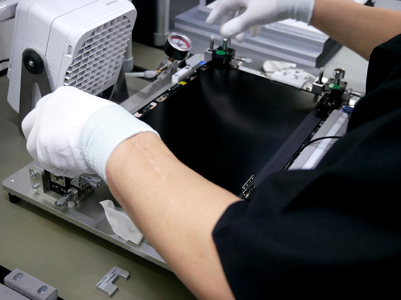 治具にセットして、LCDの取り付け作業を行なう。正確に位置決めができる