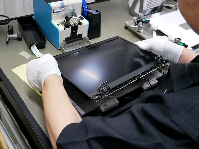 ベゼルの取り付け作業を行なう。これも新品を用いる