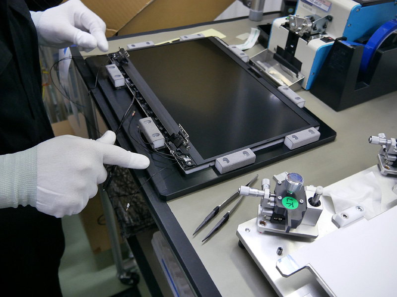 ヒンジ部分の取り付けを行なう