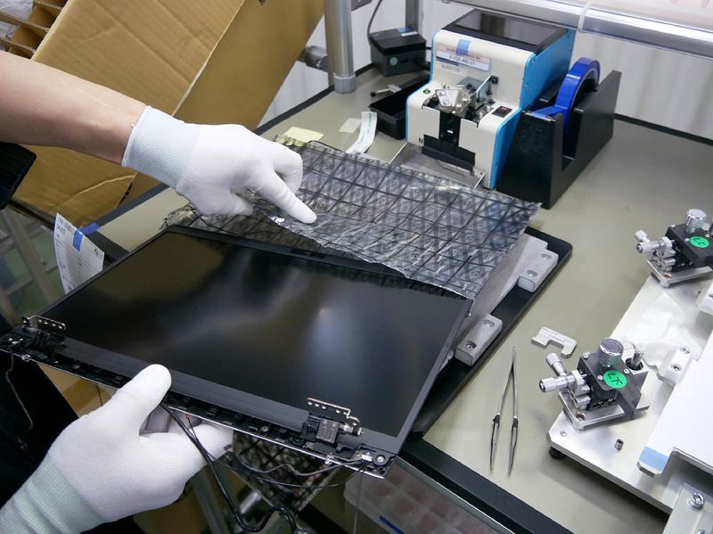 完成したLCD部を作業中の保護のため、ビニールに入れる