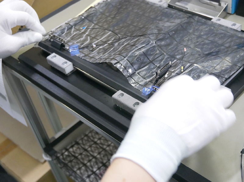 下側のベゼル部分の取り付け