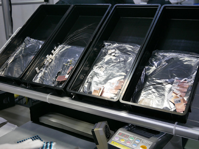 天板部分に使用される新品の各種部品。アンテナケーブルは性能に影響するので新品を使用