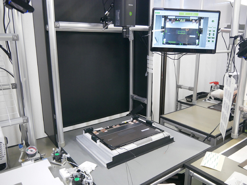 部品がすべて搭載されていることを、カメラを使って検査する。これも新品の生産工程と同じ仕組みを採用