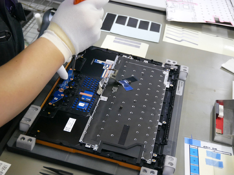 キーボード部の取り付け作業。タッチパッドの基板は再生部品を取り付ける