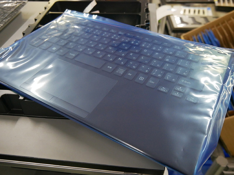 キーボード(パームレストAssy)を取り出す。これも新品を使用する。新品工程の装置を利用し、Reborn VAIO向けに基本部品の取り付けや溶着作業など行なったものが投入される