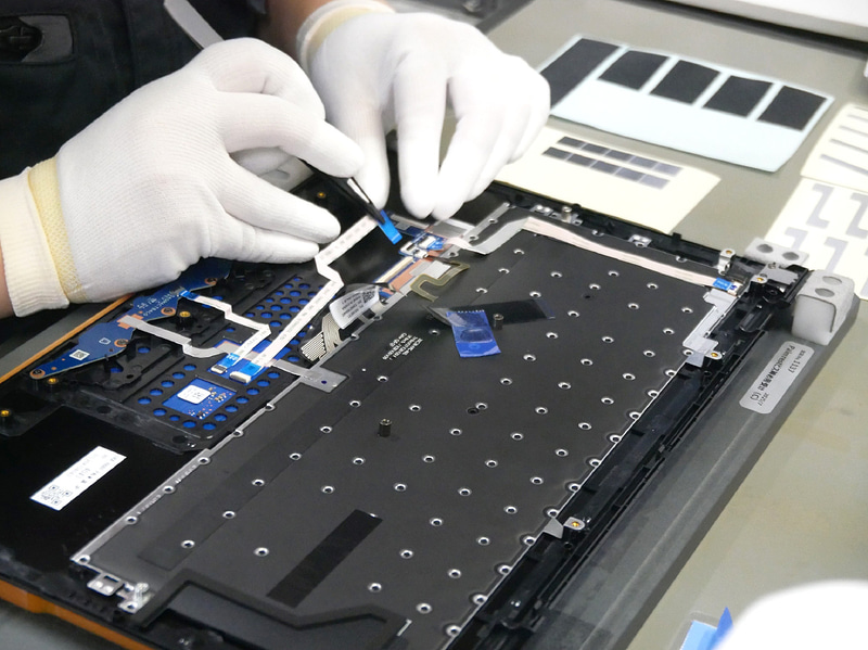 ここでの作業は新品の生産工程とまったく同じだ