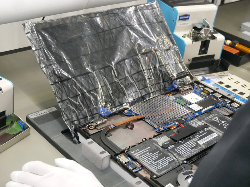 ボトムケースにディスプレイ部を取り付けた