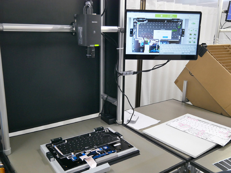 キーボード部も組立が完了するとカメラを使って検査。工程ごとに検査するのも工場ならではのノウハウ