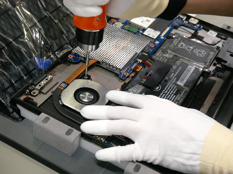 ファンの取り付け作業。このあたりは新品の生産工程を見ているようだ