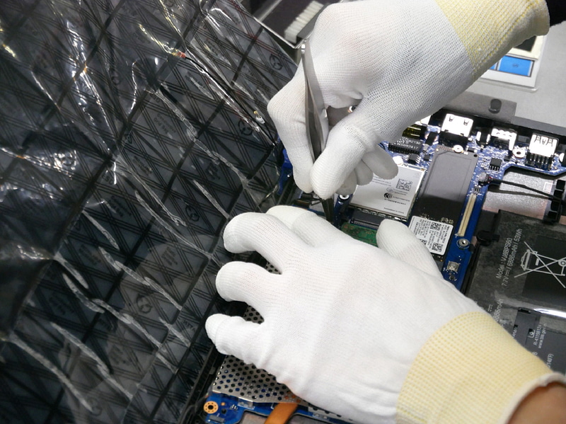 細かな配線の処理などを、ピンセットを使って作業する