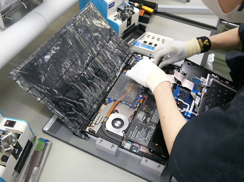 キーボードのフレキケーブルを基板に取り付ける。分解工程とは逆の作業だ